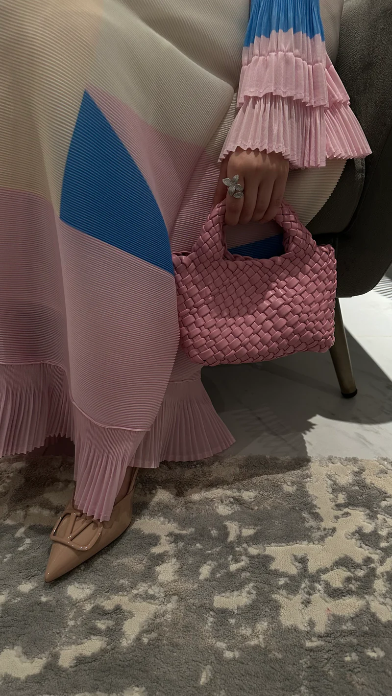 0 1   Pink Woven Bag