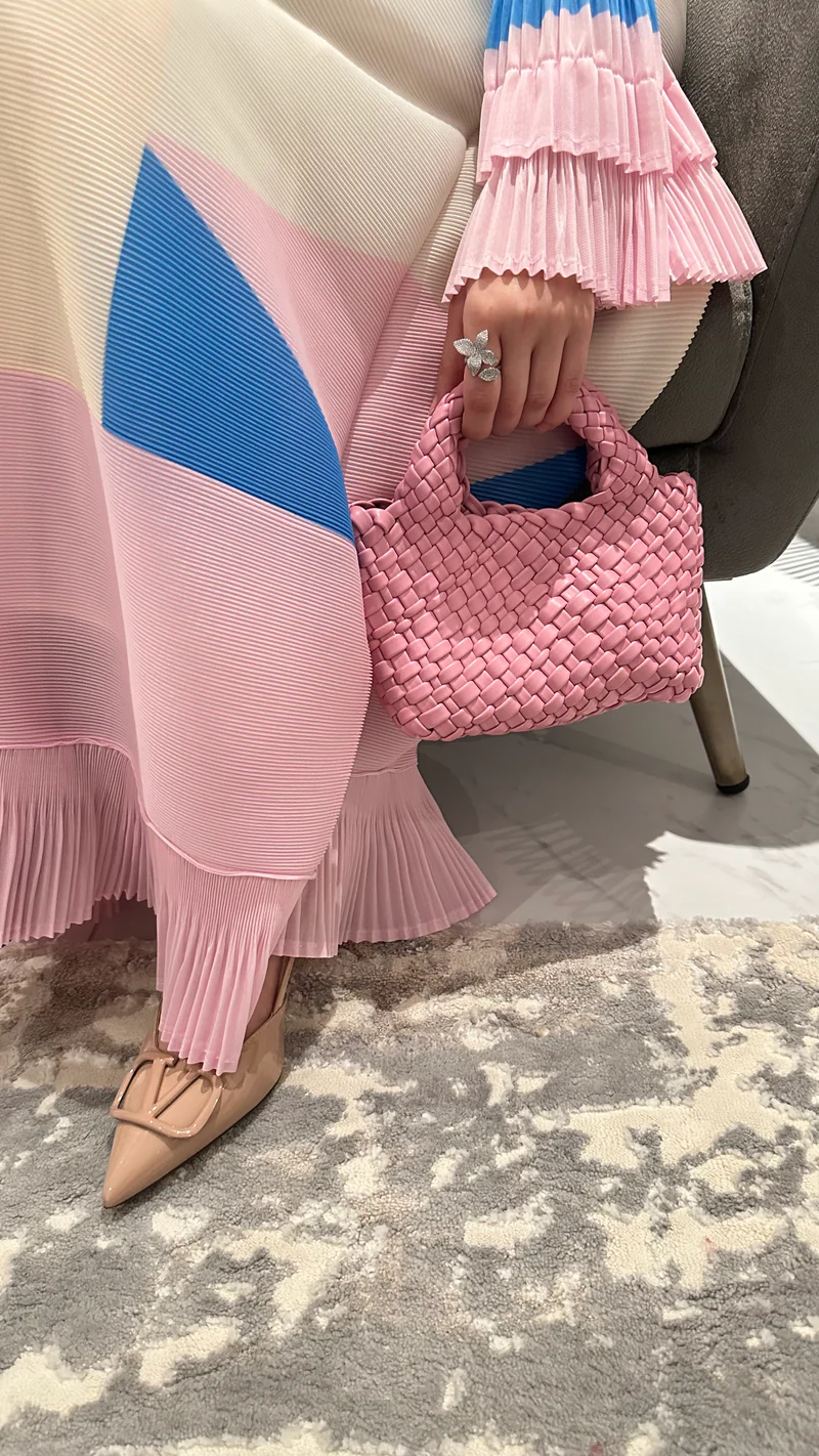 0 1   Pink Woven Bag